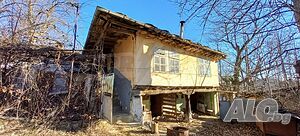 Планински селски имот с много земя, близо до града
