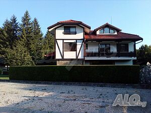 Триетажна напълно обзаведена къща в алпийски стил в град Априлци