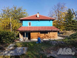 Реновирана двуетажна къща с голям двор на 70 км от Велико Търново
