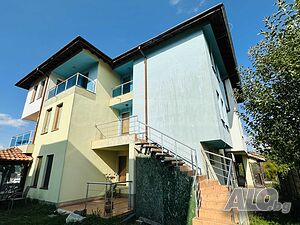 Седем броя къщи с уникална панорама към Балкана и близо до Трявна