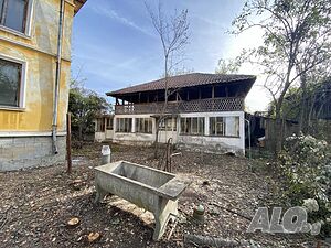 Две селски къщи в един двор близо до река Дунав