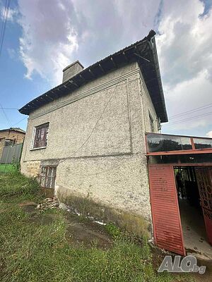Двуетажна къща с двор на 49 км от град Велико Търново