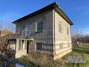Къща на два етажа с голям двор и лятна кухня