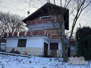 Къща на три нива с гледка към река Дунав