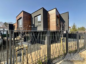 Самостоятелна къща за продажба в затворен комплекс от четири къщи