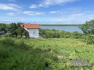 Парцел с гледка към река Дунав