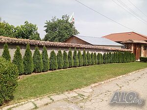 Съвременна къща със стил в тихо село, близо до голям областен град