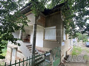 Двуетажна къща на главен път