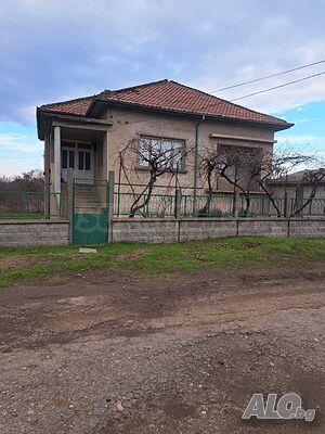 Две къщи в един двор в село с минерален извор