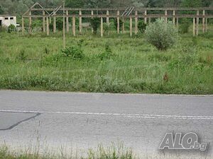 Голям парцел със конструкция на бетонна сграда в китно селце до Трявна