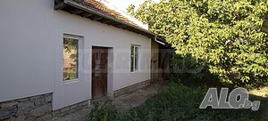 Реновирана къща с голям двор и соларна централа близо до Велико Търново