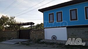 Реновирана 150-годишна автентична къща с басейн и соларна система