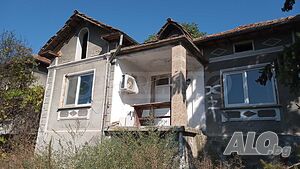 Двуетажна тухлена къща с просторен двор близо до град Велико Търново