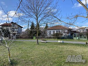 Част от къща в урегулиран парцел в централната част на село Велика