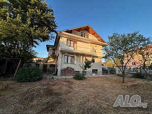 Триетажна къща на 4 км от плажа на Слънчев бряг, в село Кошарица
