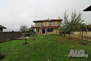 Двуетажна, самостоятелна къща с двор в с. Веселие