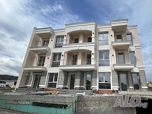 Двустаен апартамент с веранда и собствен двор на 150 м от плажа в Созопол