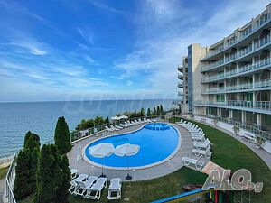 ”Beach” - тристаен апартамент в луксозен комплекс на брега на морето в Бяла