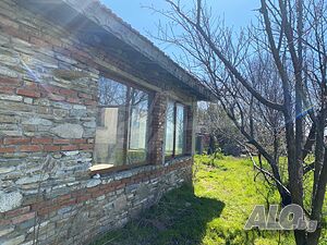 Едноетажна къща с двор, за основен ремонт в Бяла