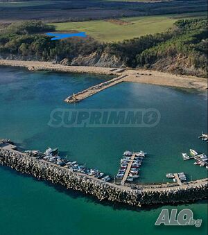 Парцел за инвестиция на първа линия от морето в град Бяла