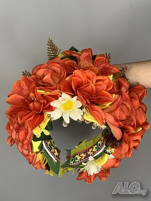 Диадемата ” Златна есен“ е ръчно изработена.