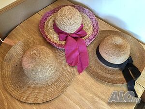 Три броя летни дамски шапки с голяма периферия