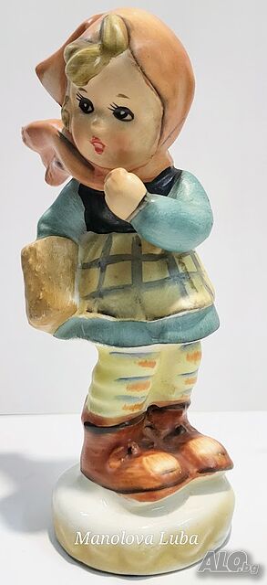Статуетка на момиче в стил Hummel.