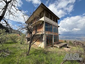 Триетажна къща за продажба в село Коларово, община Петрич