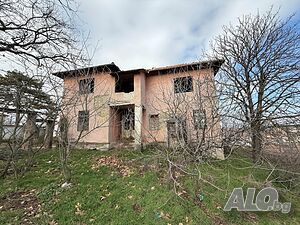 Парцел със сграда за продажба в село Марикостиново, община Петрич