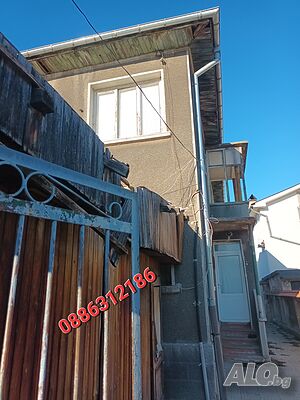 Продавам къща с двор в гр. Димитровград в кв. Раковски.