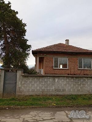 Продавам къща с парцел