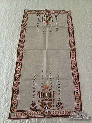 Продавам бродирано каре