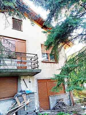 Двуетажна къща в село Рударци, област Перник