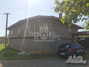 Едноетажна тухлена къща с обширен двор и гараж в село Добри Дял