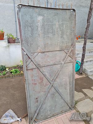 Продавам дворна метална врата.
