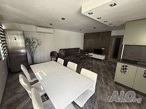 Луксозно обзаведен апартамент с две спални до метростанция