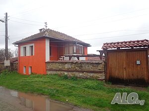 Реновирана двуетажна къща с басейн