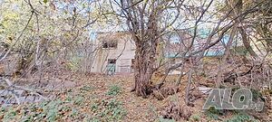 Къща с голям двор, до спирка на софийски градски транспорт