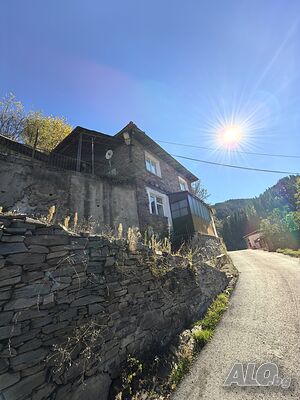 Двуетажна каменна къща