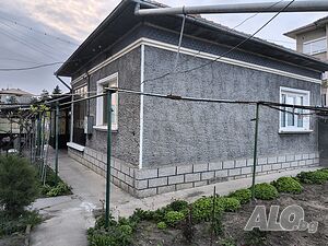 Продава къща с дворно място и гараж