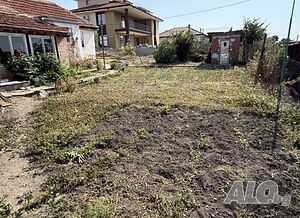Двор с жилищна постройка гр. Българово
