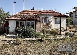 Двор с жилищна постройка гр. Българово