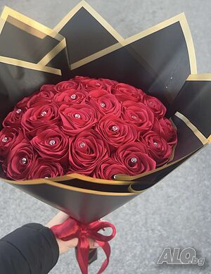 Букет от 27 сатенени рози с брокат