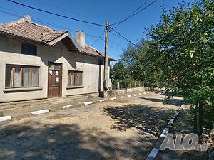 Продавам дворно място с 2 къщи, плевник и гараж