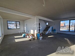 двуетажна къща в село Брестник
