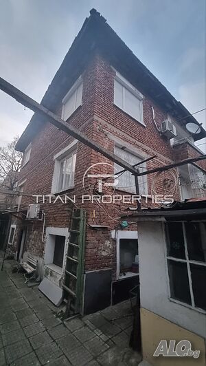 Етаж от къща за продажба в кв. Кючук Париж