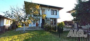 Къща с двор в с. Александрово