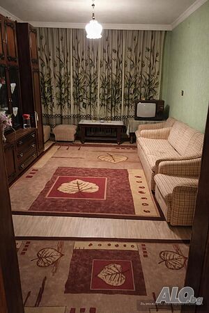 Двуетажна къща с панорамна гледка в с. Манолич