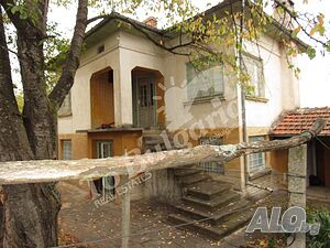 Продава къща с голям двор в с. Дъскот