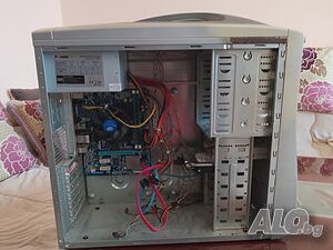 кутия за компютър със захранване, дънна платка с охладител и хард диск на части